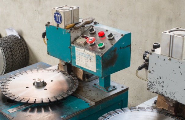 石材切割片鋸機軸的精度應(yīng)該如何檢驗調(diào)整呢？